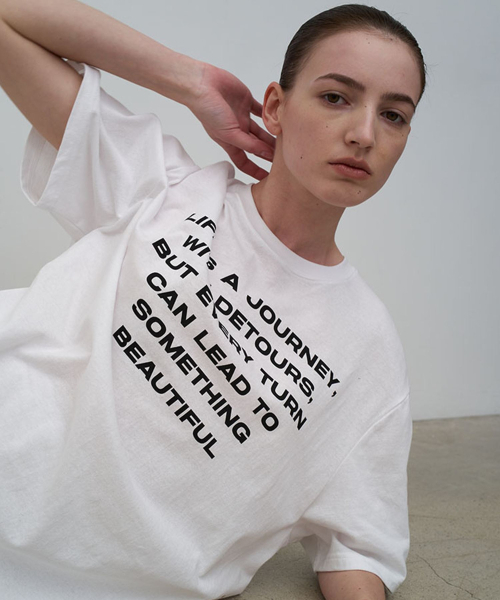 AENE(エイネ)の「エイレタリングTシャツ(チャコール)(Tシャツ/カットソー・レディース・ホワイト/チャコール・FREE)」の3枚目の写真