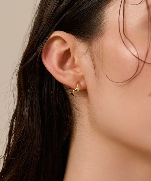 Phoebe(フィービィー)の「【金属アレルギー対応】リップルフープセラミックポストピアス/ニッケルフリー 変形フープ シンプル ベーシック(ピアス(両耳用)・レディース・シルバー/イエローゴールド・FREE)」の6枚目の写真