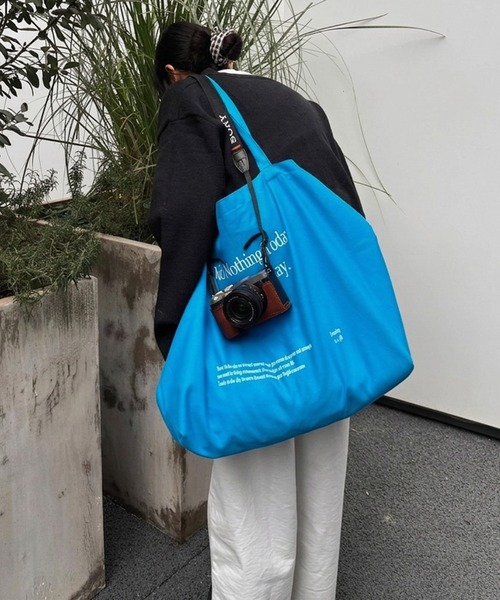HEILIS(ヘイリス)の「メッセージプリントビッグエコトートバッグ/トートバッグ ビッグトートバッグ エコバッグ ショルダーバッグ 大容量バッグ プリントバッグ メッセージプリント 肩掛けバッグ 軽量バッグ 韓国ファッション カジュアル ストリート デイリー 通勤 通学 旅行 春 夏 秋 冬 アイボリー ブルー(トートバッグ・レディース・ブルー/アイボリー・FREE)」の2枚目の写真