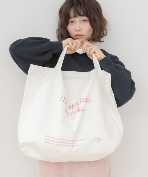 HEILIS(ヘイリス)の「メッセージプリントビッグエコトートバッグ/トートバッグ ビッグトートバッグ エコバッグ ショルダーバッグ 大容量バッグ プリントバッグ メッセージプリント 肩掛けバッグ 軽量バッグ 韓国ファッション カジュアル ストリート デイリー 通勤 通学 旅行 春 夏 秋 冬 アイボリー ブルー(トートバッグ・レディース・ブルー/アイボリー・FREE)」の3枚目の写真
