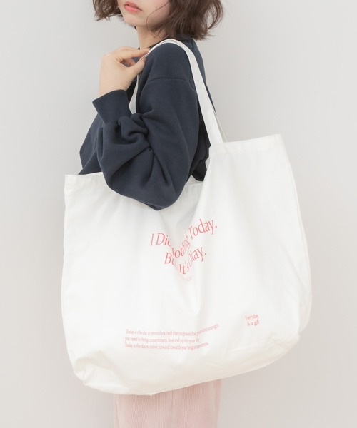 HEILIS(ヘイリス)の「メッセージプリントビッグエコトートバッグ/トートバッグ ビッグトートバッグ エコバッグ ショルダーバッグ 大容量バッグ プリントバッグ メッセージプリント 肩掛けバッグ 軽量バッグ 韓国ファッション カジュアル ストリート デイリー 通勤 通学 旅行 春 夏 秋 冬 アイボリー ブルー(トートバッグ・レディース・ブルー/アイボリー・FREE)」の4枚目の写真