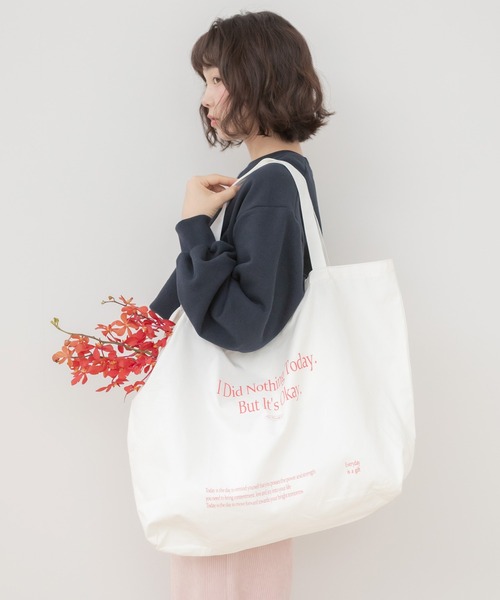 HEILIS(ヘイリス)の「メッセージプリントビッグエコトートバッグ/トートバッグ ビッグトートバッグ エコバッグ ショルダーバッグ 大容量バッグ プリントバッグ メッセージプリント 肩掛けバッグ 軽量バッグ 韓国ファッション カジュアル ストリート デイリー 通勤 通学 旅行 春 夏 秋 冬 アイボリー ブルー(トートバッグ・レディース・ブルー/アイボリー・FREE)」の5枚目の写真