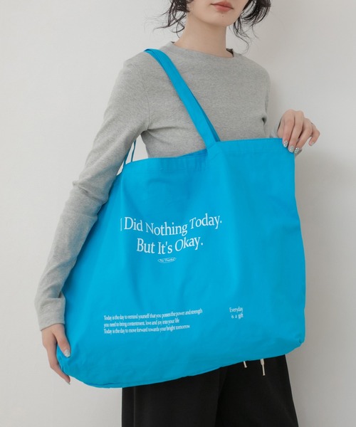 HEILIS(ヘイリス)の「メッセージプリントビッグエコトートバッグ/トートバッグ ビッグトートバッグ エコバッグ ショルダーバッグ 大容量バッグ プリントバッグ メッセージプリント 肩掛けバッグ 軽量バッグ 韓国ファッション カジュアル ストリート デイリー 通勤 通学 旅行 春 夏 秋 冬 アイボリー ブルー(トートバッグ・レディース・ブルー/アイボリー・FREE)」の13枚目の写真