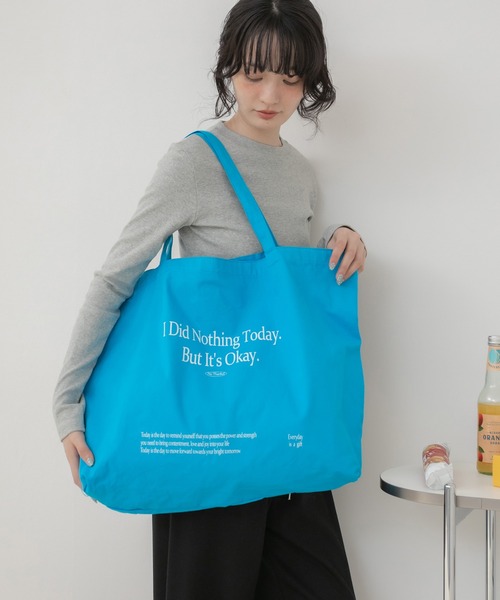 HEILIS(ヘイリス)の「メッセージプリントビッグエコトートバッグ/トートバッグ ビッグトートバッグ エコバッグ ショルダーバッグ 大容量バッグ プリントバッグ メッセージプリント 肩掛けバッグ 軽量バッグ 韓国ファッション カジュアル ストリート デイリー 通勤 通学 旅行 春 夏 秋 冬 アイボリー ブルー(トートバッグ・レディース・ブルー/アイボリー・FREE)」の14枚目の写真