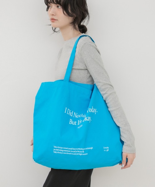 HEILIS(ヘイリス)の「メッセージプリントビッグエコトートバッグ/トートバッグ ビッグトートバッグ エコバッグ ショルダーバッグ 大容量バッグ プリントバッグ メッセージプリント 肩掛けバッグ 軽量バッグ 韓国ファッション カジュアル ストリート デイリー 通勤 通学 旅行 春 夏 秋 冬 アイボリー ブルー(トートバッグ・レディース・ブルー/アイボリー・FREE)」の16枚目の写真
