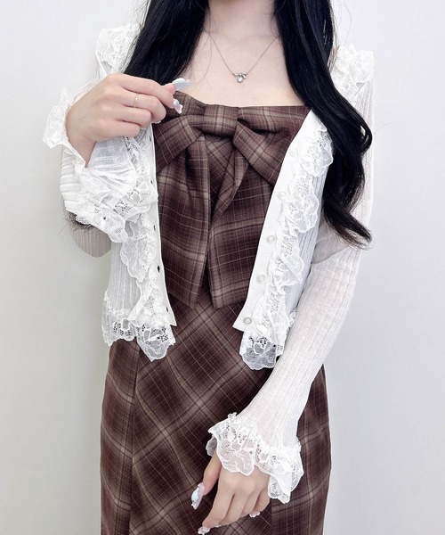 INGNI(イング)の「【WEB限定】フリルレースドッキングシアーリブカーディガン(カーディガン/ボレロ・レディース・ブラック/ボルドー/アイボリー・M)」の4枚目の写真