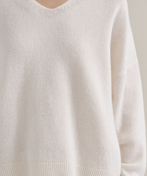 cloenc(クロエンス)の「Relaxy Rich カシミヤ混 Vネックニット【美フォルム】(ニット/セーター・レディース・ライトグリーン/ベビーピンク/ライトグレー系8/ベージュ系8/オフホワイト/レッド系1・02/00)」の12枚目の写真
