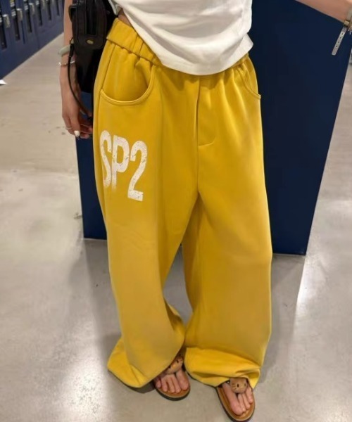 Vipoa(ヴィポア)の「Logo design sweat pants(スウェットパンツ・レディース・イエロー/ネイビー・FREE)」の1枚目の写真