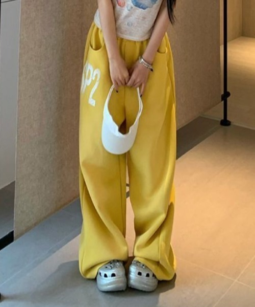 Vipoa(ヴィポア)の「Logo design sweat pants(スウェットパンツ・レディース・イエロー/ネイビー・FREE)」の12枚目の写真