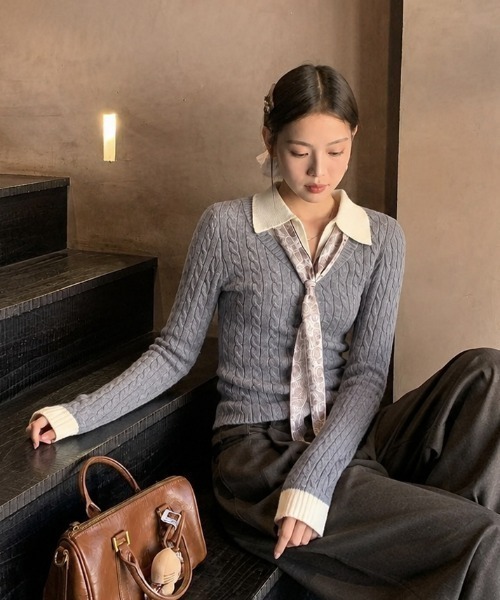 Achic(アシック)の「2026AW スカーフ付き 配色レイヤードケーブルニットトップス(Tシャツ/カットソー・レディース・ブラウン/グレー/ブラック・M)」の17枚目の写真