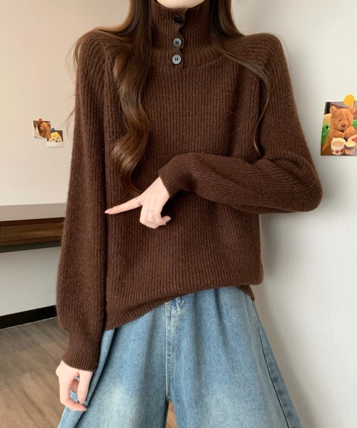 LUCPY(ラクピー)の「ボタンデザインハイネックリブニット(ニット/セーター・レディース・ホワイト/グレー/レッド/ブラウン・FREE)」の3枚目の写真