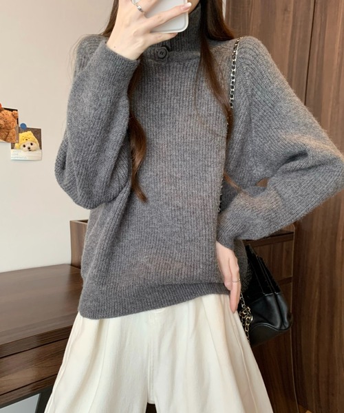 LUCPY(ラクピー)の「ボタンデザインハイネックリブニット(ニット/セーター・レディース・ホワイト/グレー/レッド/ブラウン・FREE)」の2枚目の写真