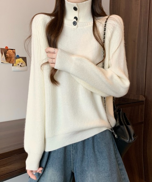 LUCPY(ラクピー)の「ボタンデザインハイネックリブニット(ニット/セーター・レディース・ホワイト/グレー/レッド/ブラウン・FREE)」の1枚目の写真