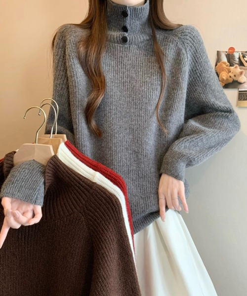 LUCPY(ラクピー)の「ボタンデザインハイネックリブニット(ニット/セーター・レディース・ホワイト/グレー/レッド/ブラウン・FREE)」の5枚目の写真