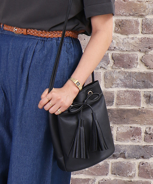 one after another NICE CLAUP（ワンアフターアナザーナイスクラップ）の「タッセル付ショルダーバッグ（ショルダーバッグ・レディース・レッド/ベージュ/ブラック・FREE）」の2枚目の写真