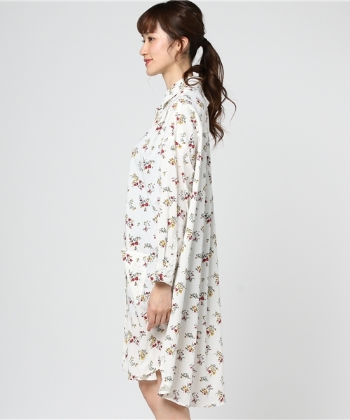 LBC(エルビーシー)の「花柄プリントワンピース (ワンピース・レディース・イエロー/ネイビー/オフホワイト・MEDIUM/LARGE)」の5枚目の写真