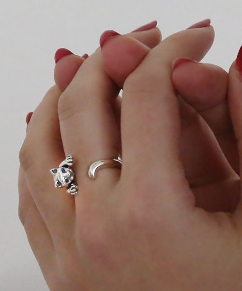 ROYAL ORDER(ロイヤルオーダー)の「KITTEN RING w/ SAPPHIRE EYES(リング・メンズ・シルバー・18号 US-9/15号 US-7h/10号 US-5/13号 US-6h/16号 US-8/12号 US-6)」の1枚目の写真