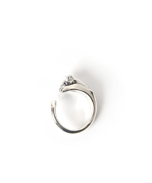 ROYAL ORDER(ロイヤルオーダー)の「KITTEN RING w/ SAPPHIRE EYES(リング・メンズ・シルバー・18号 US-9/15号 US-7h/10号 US-5/13号 US-6h/16号 US-8/12号 US-6)」の6枚目の写真