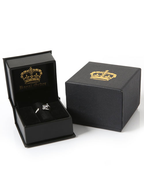 ROYAL ORDER(ロイヤルオーダー)の「KITTEN RING w/ SAPPHIRE EYES(リング・メンズ・シルバー・18号 US-9/15号 US-7h/10号 US-5/13号 US-6h/16号 US-8/12号 US-6)」の7枚目の写真