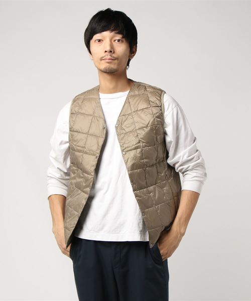 TAION(タイオン)の「【TAION】タイオン V NECK BUTTON DOWN VEST (MENS)(ダウンジャケット/コート)」|カーキ