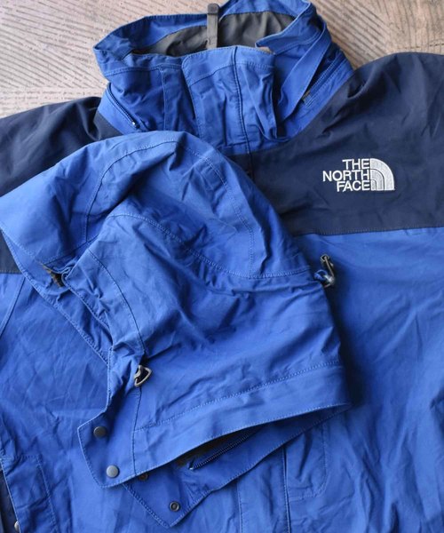 THE NORTH FACE（ザノースフェイス）の「【ヴィンテージ古着】THE NORTH FACE/ザ ノースフェイス "HyVENT" ナイロンジャケット（ナイロンジャケット・メンズ・ブルー・MEDIUM）」の2枚目の写真