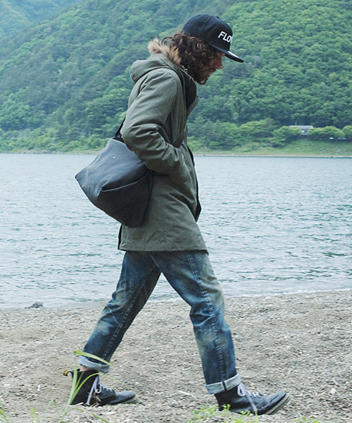 rehacer(レアセル)の「rehacer : Swell leather shoulder bag(ショルダーバッグ・メンズ・ブラウン/ブラック・FREE)」の6枚目の写真