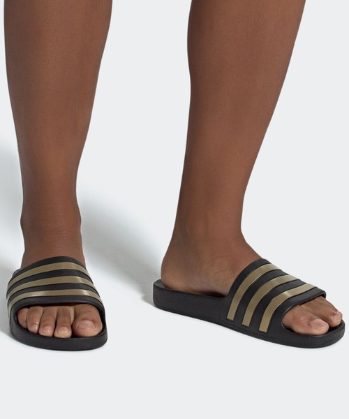 adidas（アディダス）の「アディレッタ アクア [ADILETTE]  / アディダス adidas（サンダル・メンズ・ブラック/ダークブルー/ブラック×ホワイト/ダークグリーン/フューシャピンク/ブルー/ホワイト×ブラック/レッド/ブラック×ゴールド/ホワイト×シルバー/スカイブルー/グリーン・22.5cm/23.5cm/24.5cm/25.5cm/26.5cm/27.5cm/28.5cm/29.5cm/30.5cm/31.5cm）」の6枚目の写真