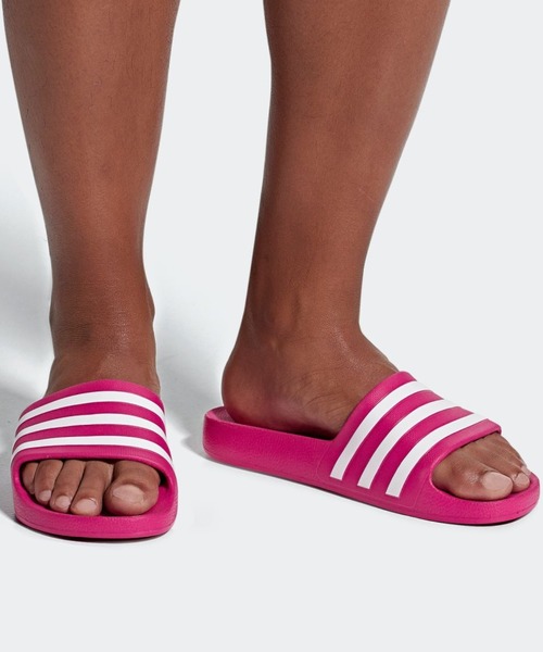 adidas（アディダス）の「アディレッタ アクア [ADILETTE]  / アディダス adidas（サンダル・メンズ・ブラック/ダークブルー/ブラック×ホワイト/ダークグリーン/フューシャピンク/ブルー/ホワイト×ブラック/レッド/ブラック×ゴールド/ホワイト×シルバー/スカイブルー/グリーン・22.5cm/23.5cm/24.5cm/25.5cm/26.5cm/27.5cm/28.5cm/29.5cm/30.5cm/31.5cm）」の11枚目の写真