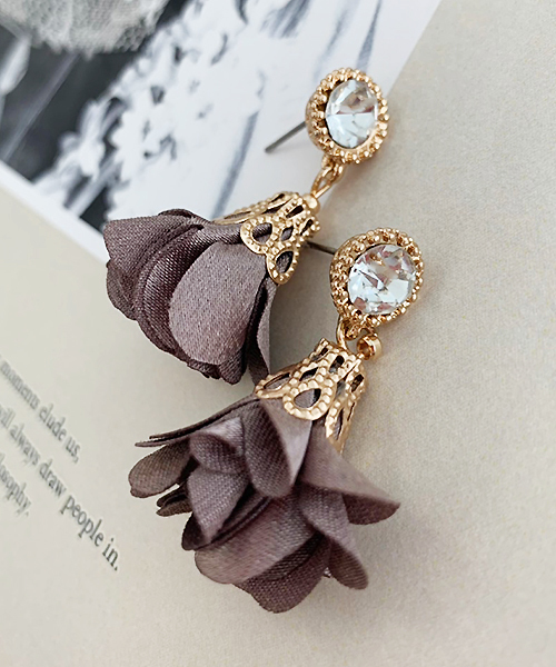 apres jour(アプレジュール)の「【apres jour×ARIAZ】フラワーモチーフピアス(ピアス(両耳用)・レディース・オフホワイト/スモークグレー/ブラック・FREE)」の3枚目の写真