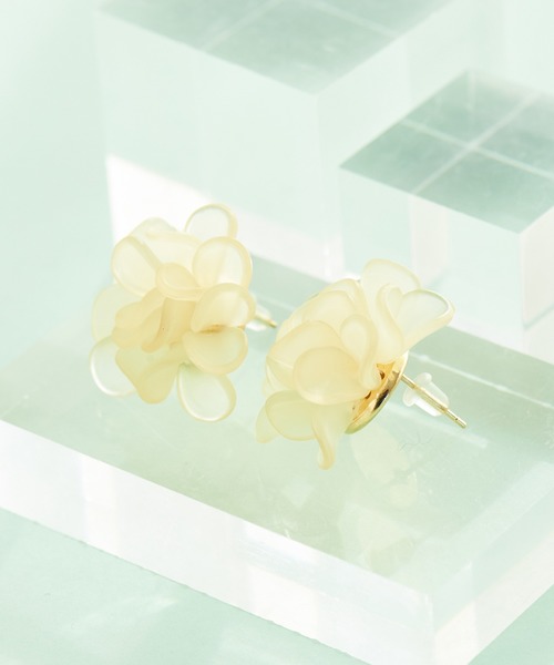 マーガレットピアス　片耳　花芯黄&花びら白 マーガレットフラワーカラーピアス/お花/大ぶり/存在感◎/主役級