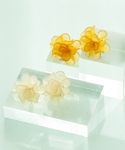 Phoebe（フィービィー）の「マーガレットフラワーカラーピアス/お花/大ぶり/存在感◎/主役級（ピアス（両耳用）・レディース・アイボリー/イエロー・FREE）」の6枚目の写真