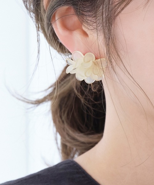 Phoebe（フィービィー）の「マーガレットフラワーカラーピアス/お花/大ぶり/存在感◎/主役級（ピアス（両耳用）・レディース・アイボリー/イエロー・FREE）」の12枚目の写真