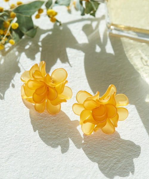 Phoebe（フィービィー）の「マーガレットフラワーカラーピアス/お花/大ぶり/存在感◎/主役級（ピアス（両耳用）・レディース・アイボリー/イエロー・FREE）」の13枚目の写真