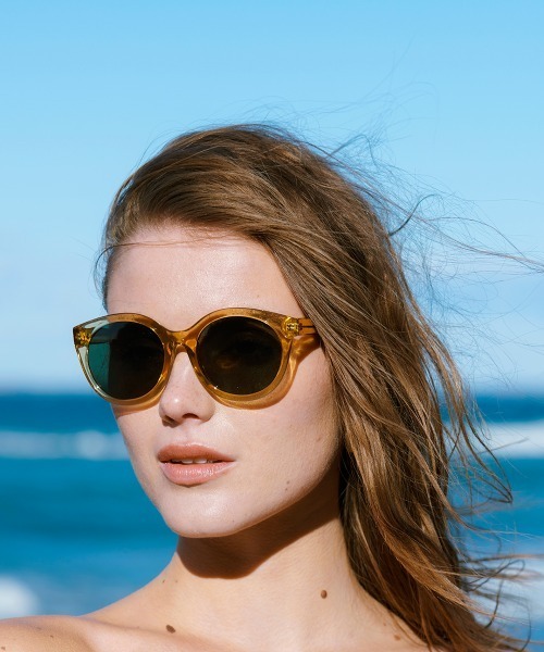 A.Kjaerbede（エキアビド）の「BUTTERFLY MT（サングラス・レディース・ブラック/その他/ライトイエロー/グリーン系その他/その他1/ライトグレー/レッド・ONE SIZE/FREE）」の2枚目の写真