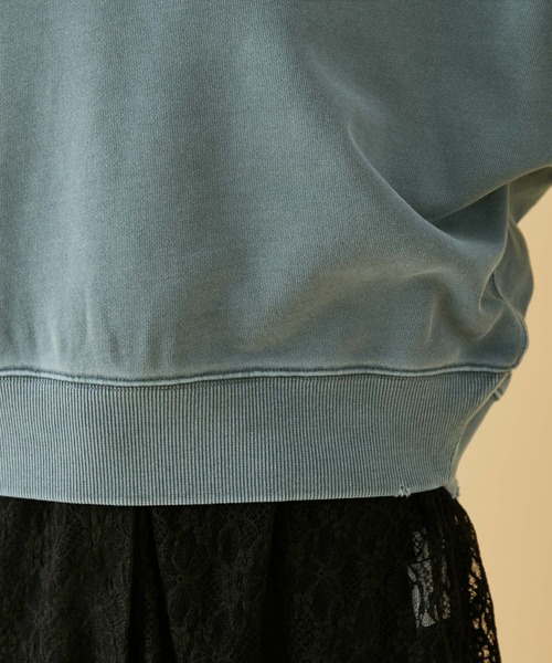 MADEMOISELLE ROPE'（マドモアゼル ロペ）の「<春まで使える>ヴィンテージライクダメージショートスウェット（スウェット・レディース・レッド/ダークパープル/ブルー系その他4・38）」の4枚目の写真