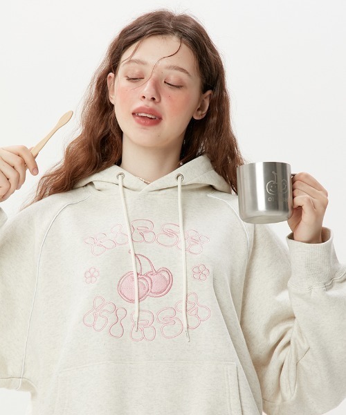 KIRSH(キルシー)の「A'GEM/9 × .kom『KIRSH/キルシー』CHERRY PIPING HOODY/チェリーパイピング プルオーバーパーカー(パーカー・レディース・ブラック/グレー/アイボリー・FREE)」の3枚目の写真