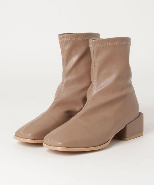 SFW(エスエフダブリュー)の「おしゃれなスクエアトゥデザインの歩きやすいショートブーツ(ブーツ・レディース・ブラック/ブラウン/オフホワイト・38/39/35/36/37)」の3枚目の写真