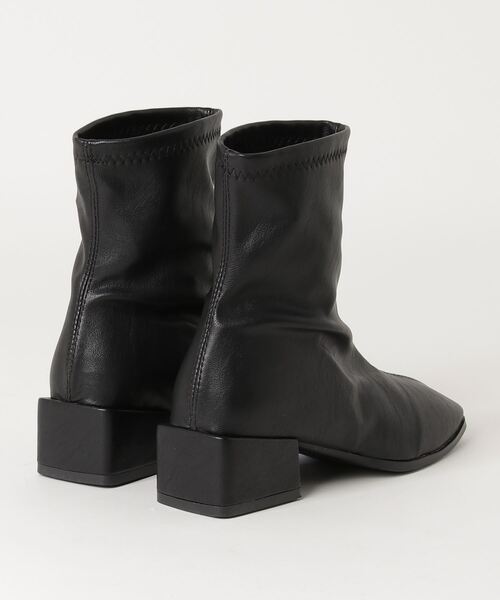 SFW(エスエフダブリュー)の「おしゃれなスクエアトゥデザインの歩きやすいショートブーツ(ブーツ・レディース・ブラック/ブラウン/オフホワイト・38/39/35/36/37)」の5枚目の写真