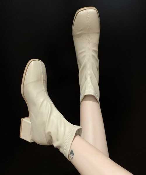 SFW(エスエフダブリュー)の「おしゃれなスクエアトゥデザインの歩きやすいショートブーツ(ブーツ・レディース・ブラック/ブラウン/オフホワイト・38/39/35/36/37)」の1枚目の写真