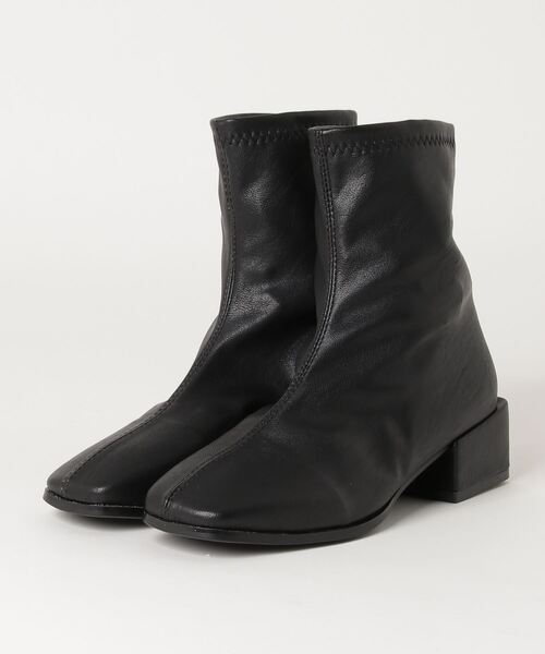 SFW(エスエフダブリュー)の「おしゃれなスクエアトゥデザインの歩きやすいショートブーツ(ブーツ・レディース・ブラック/ブラウン/オフホワイト・38/39/35/36/37)」の2枚目の写真