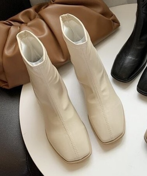 SFW(エスエフダブリュー)の「おしゃれなスクエアトゥデザインの歩きやすいショートブーツ(ブーツ・レディース・ブラック/ブラウン/オフホワイト・38/39/35/36/37)」の7枚目の写真