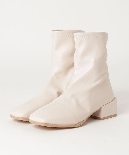 SFW(エスエフダブリュー)の「おしゃれなスクエアトゥデザインの歩きやすいショートブーツ(ブーツ・レディース・ブラック/ブラウン/オフホワイト・38/39/35/36/37)」の4枚目の写真