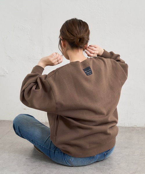 natural couture(ナチュラルクチュール)の「あおいさんコラボエンボスユニセックス裏毛プルオーバー(スウェット・レディース・スミクロ/ブラウン/ライトベージュ/ピンクベージュ・FREE)」の3枚目の写真
