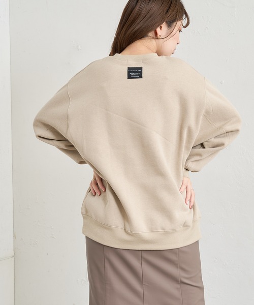 natural couture(ナチュラルクチュール)の「あおいさんコラボエンボスユニセックス裏毛プルオーバー(スウェット・レディース・スミクロ/ブラウン/ライトベージュ/ピンクベージュ・FREE)」の5枚目の写真