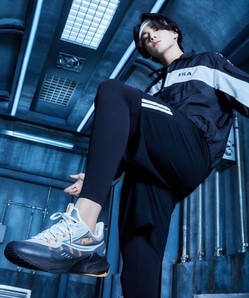 FILA(フィラ)の「ニューロン5 ニュークリアス / FILA NEURON 5_NUCLEUS / ランニング(スニーカー・メンズ・ベージュ/ブラック×グレー・23.5cm/24.5cm/25.5cm/26.5cm/27.5cm/24.0cm/26.0cm/27.0cm/28.0cm/29.0cm/23.0cm/25.0cm)」の4枚目の写真