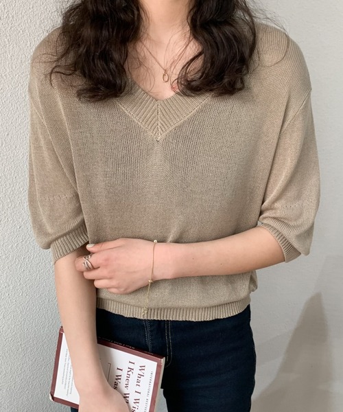 ABITOKYO（アビトーキョー）の「Vネックシアーニットトップス（ニット/セーター・レディース・ホワイト/ブラック/グレイッシュベージュ・FREE）」の3枚目の写真