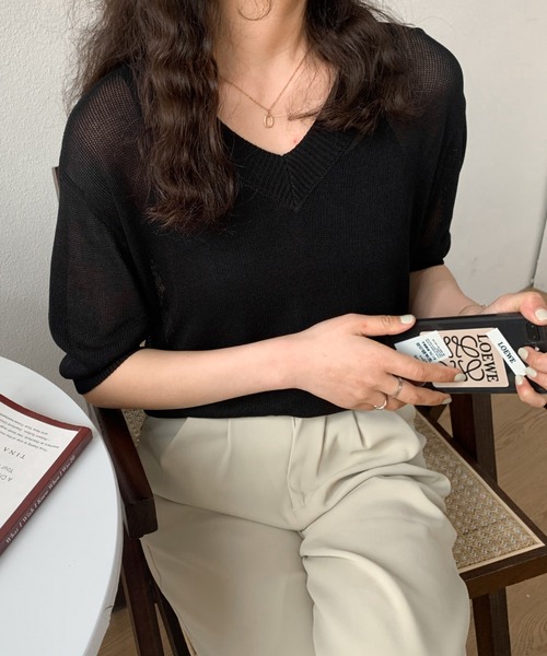ABITOKYO（アビトーキョー）の「Vネックシアーニットトップス（ニット/セーター・レディース・ホワイト/ブラック/グレイッシュベージュ・FREE）」の2枚目の写真