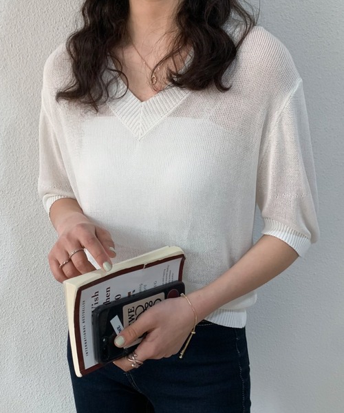 ABITOKYO（アビトーキョー）の「Vネックシアーニットトップス（ニット/セーター・レディース・ホワイト/ブラック/グレイッシュベージュ・FREE）」の4枚目の写真