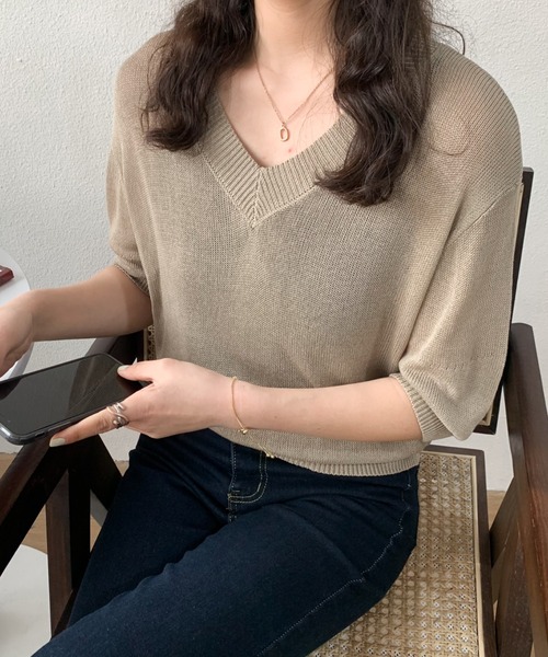 ABITOKYO（アビトーキョー）の「Vネックシアーニットトップス（ニット/セーター・レディース・ホワイト/ブラック/グレイッシュベージュ・FREE）」の7枚目の写真