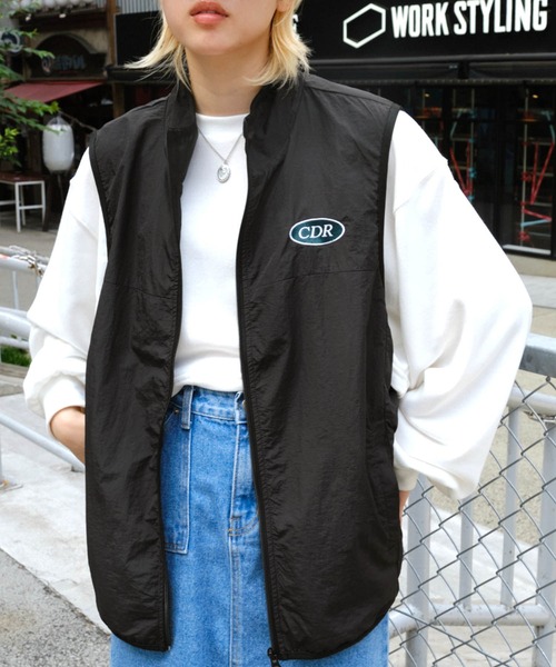 MONO-MART（モノマート）の「【CODDERR】サークルロゴ刺繍 ハイネックナイロンジップベスト（ベスト・メンズ・ブラック/ネイビー/グリーン/ダークネイビー/ブラック系/ベージュ・M/L）」の16枚目の写真